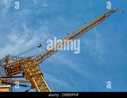 Une grue à tour à flèche relevable Morrow jaune vif est inactive, attachée à Three Waterline Square, une tour résidentielle en construction en 2017. Banque D'Images