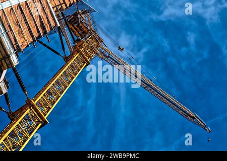 Une grue à tour à flèche relevable Morrow jaune vif est inactive, attachée à Three Waterline Square, une tour résidentielle en construction en 2017. Banque D'Images