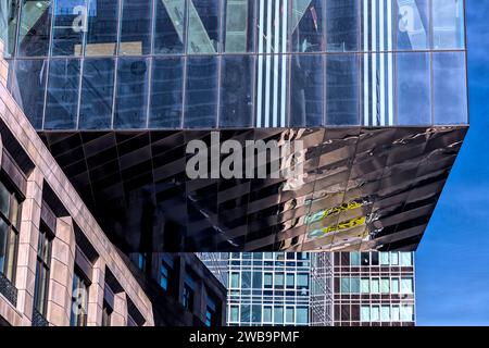 L’aile nord du One West End est en porte-à-faux au-dessus de la place du bâtiment sur West End Avenue, le dessous revêtu de métal poli brillant. Banque D'Images