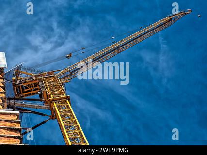 Une grue à tour à flèche relevable Morrow jaune vif est inactive, attachée à Three Waterline Square, une tour résidentielle en construction en 2017. Banque D'Images