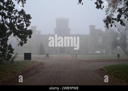 Château de Studley par temps brumeux. Banque D'Images