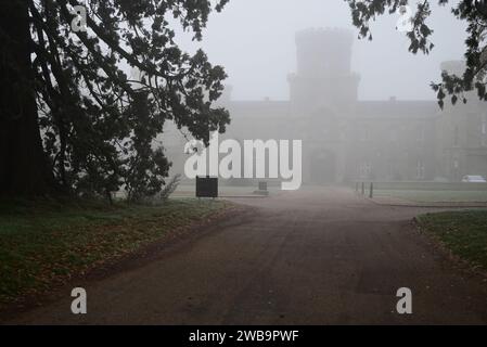 Château de Studley par temps brumeux. Banque D'Images