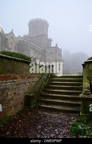 Château de Studley par temps brumeux. Banque D'Images