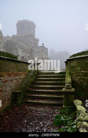 Château de Studley par temps brumeux. Banque D'Images