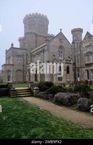 Château de Studley par temps brumeux. Banque D'Images