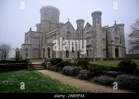 Château de Studley par temps brumeux. Banque D'Images