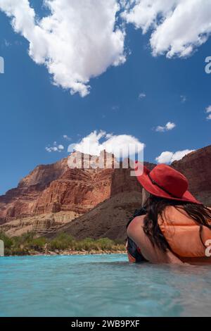 Julie profite des eaux à 70 degrés de la rivière Little Colorado, près de la confluence avec la rivière Colorado, Grand Canyon NP, Arizona Banque D'Images