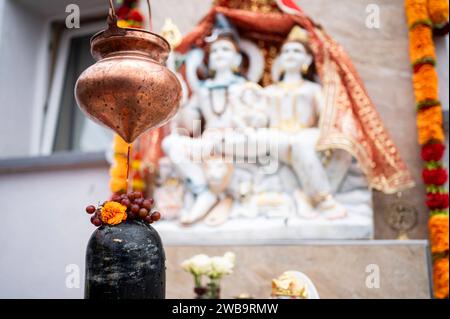 Butiger Machtkampf im Hindu-Tempel 29.06.2023 Frankfurt Hari Om Tempel in der Morsestraße 32. Seit Jahrzehnten engagiert sich Ramesh Kumar Sharma. Hingebungsvoll im Hari Om Tempel, jetzt gab es streit und er wurde mit dem Messer verletzt. Francfort Francfort Hesse Allemagne *** sanglante lutte de pouvoir dans le temple hindou 29 06 2023 Francfort Temple Hari Om à Morsestraße 32 depuis des décennies Ramesh Kumar Sharma a été dédié au temple Hari Om, maintenant il y avait un combat et il a été blessé avec un couteau Francfort Francfort Hesse Allemagne Banque D'Images