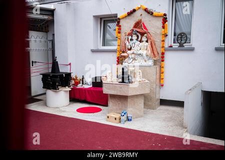 Butiger Machtkampf im Hindu-Tempel 29.06.2023 Frankfurt Hari Om Tempel in der Morsestraße 32. Seit Jahrzehnten engagiert sich Ramesh Kumar Sharma. Hingebungsvoll im Hari Om Tempel, jetzt gab es streit und er wurde mit dem Messer verletzt. Francfort Francfort Hesse Allemagne *** sanglante lutte de pouvoir dans le temple hindou 29 06 2023 Francfort Temple Hari Om à Morsestraße 32 depuis des décennies Ramesh Kumar Sharma a été dédié au temple Hari Om, maintenant il y avait un combat et il a été blessé avec un couteau Francfort Francfort Hesse Allemagne Banque D'Images