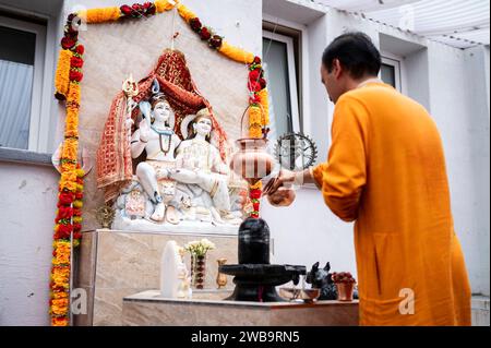 Butiger Machtkampf im Hindu-Tempel 29.06.2023 Frankfurt Hari Om Tempel in der Morsestraße 32. Seit Jahrzehnten engagiert sich Ramesh Kumar Sharma. Hingebungsvoll im Hari Om Tempel, jetzt gab es streit und er wurde mit dem Messer verletzt. Francfort Francfort Hesse Allemagne *** sanglante lutte de pouvoir dans le temple hindou 29 06 2023 Francfort Temple Hari Om à Morsestraße 32 depuis des décennies Ramesh Kumar Sharma a été dédié au temple Hari Om, maintenant il y avait un combat et il a été blessé avec un couteau Francfort Francfort Hesse Allemagne Banque D'Images