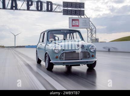 MK1 Mini voiture classique mise en place pour les courses de dragsters, sur le Strip de Santa Pod Drag Strip Banque D'Images