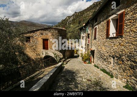 Chemin de pierre à Saorge, village médiéval du département des Alpes-Maritimes, vallée de la Roya, région PACA, sud-est de la France Banque D'Images