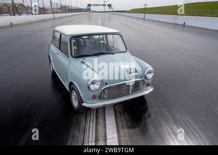 MK1 Mini voiture classique mise en place pour les courses de dragsters, sur le Strip de Santa Pod Drag Strip Banque D'Images