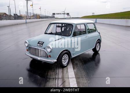 MK1 Mini voiture classique mise en place pour les courses de dragsters, sur le Strip de Santa Pod Drag Strip Banque D'Images