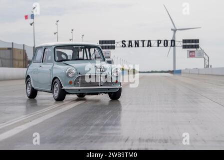 MK1 Mini voiture classique mise en place pour les courses de dragsters, sur le Strip de Santa Pod Drag Strip Banque D'Images