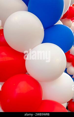 Ballons rouges, blancs et bleus, les couleurs du drapeau hollandais au Kings Day à Amsterdam aux pays-Bas Banque D'Images