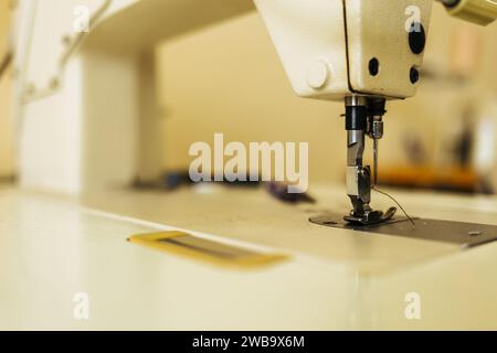 Gros plan sur la machine à coudre et sur les vêtements, la vieille machine à coudre, le style vintage Banque D'Images