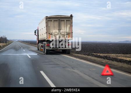 Camion sur la route avec défaut de pneu, mise au point sélective Banque D'Images