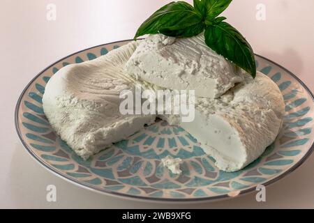 Fromage blanc salé bulgare maison sur table Banque D'Images