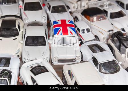 Deventer, pays-Bas - 8 août 2023 : Collection de modèles de voitures blanches avec une Mini Cooper avec drapeau britannique sur le dessus à Deventer, pays-Bas Banque D'Images