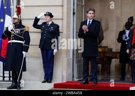 Paris, France. 9 janvier 2024. Gabriel Attal (3e, L) assiste à la cérémonie de transfert de pouvoir à l'Hôtel Matignon, résidence officielle du Premier ministre de France, à Paris, France, le 9 janvier 2024. Le président français Emmanuel Macron a nommé mardi Gabriel Attal Premier ministre suite à la démission de l’ancienne chef du gouvernement Elisabeth borne, a annoncé le palais présidentiel, l’Elysée. Crédit : RIT Heize/Xinhua/Alamy Live News Banque D'Images