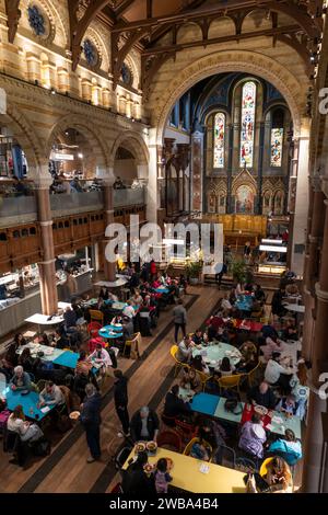 Intérieur de la salle de restauration Mercato Mayfair à l'intérieur d'une église restaurée de Londres, N Audley Street, Londres, Royaume-Uni Banque D'Images