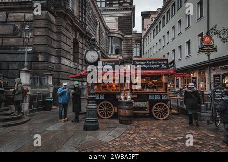 Dresde, Allemagne - 19 décembre 2021: Kiosque vendant des collations et des boissons chaudes dans la rue de Dresde, Saxe, Allemagne. Banque D'Images