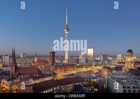 Abendstimmung im Zentrum von Berlin Mitte. 09.012024, Berlin, GER - Panorama vom Zentrum Berlin Mitte., Berlin Berlin Deutschland, DEU Mitte *** ambiance nocturne dans le centre de Berlin Mitte 09 012024, Berlin, GER Panorama du centre de Berlin Mitte , Berlin Berlin Allemagne, DEU Mitte Banque D'Images