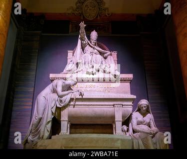 Tombe du pape Clément XI dans l'église de Santi Apostoli, Rome, Italie Banque D'Images