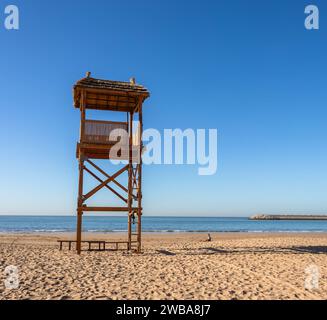 Tour de sauveteur en bois sur la plage d'Agadir par une journée chaude et ensoleillée avec un ciel bleu profond. Agadir, Maroc. Banque D'Images