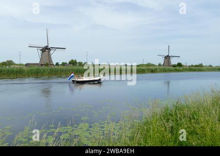 Kinderdijk, pays-Bas - Mai 28 2017 : Canal Kinderdijk avec moulins à vent historiques, attraction touristique populaire près de Rotterdam avec excursions en bateau Banque D'Images