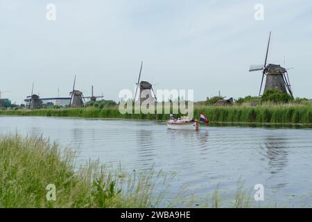 Kinderdijk, pays-Bas - Mai 28 2017 : Canal Kinderdijk avec moulins à vent historiques, attraction touristique populaire près de Rotterdam avec excursions en bateau Banque D'Images