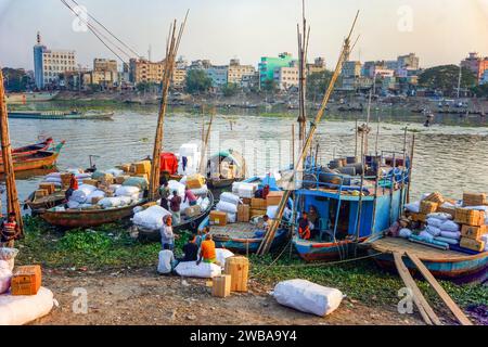 Les navires et les bateaux sur le fleuve Buriganga à Dhaka, au Bangladesh, sont chargés de marchandises Banque D'Images