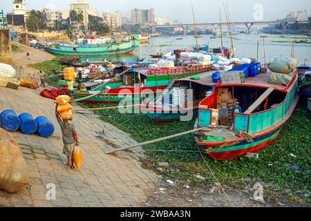 Les navires et les bateaux sur le fleuve Buriganga à Dhaka, au Bangladesh, sont chargés de marchandises Banque D'Images