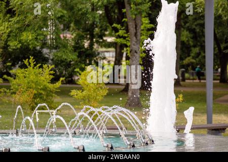 Jets d'eau de la fontaine sur le fond du parc Banque D'Images