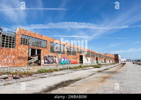 Porto de Aguiño désaffecté usine couverte de graffitis nord de l'Espagne Banque D'Images