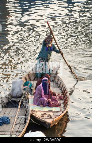 Bateaux de ferry en bois ouverts sur la rivière Buriganga à Dhaka Bangladesh Banque D'Images