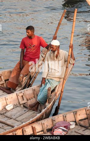 Bateaux de ferry en bois ouverts sur la rivière Buriganga à Dhaka Bangladesh Banque D'Images