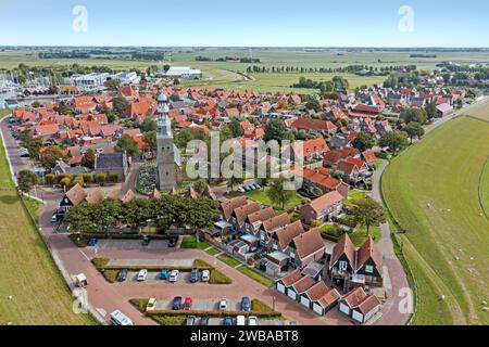 Aérien depuis le village traditionnel Hindeloopen à Ijsselmeer aux pays-Bas Banque D'Images