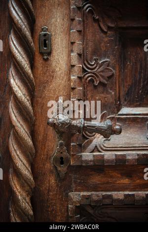 Une porte sculptée ornée et magnifiquement en bois. Banque D'Images