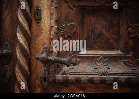 Une porte sculptée ornée et magnifiquement en bois. Banque D'Images