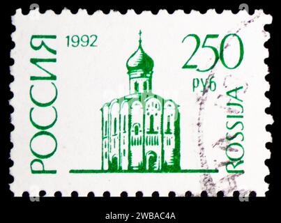 MOSCOU, RUSSIE - 17 NOVEMBRE 2023 : deux timbres-poste imprimés en Russie montrent l'église de l'intercession, Bogolyubovo, 1e émission courante de Russie Banque D'Images