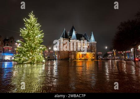 Noël sur le Nieuwmarkt à Amsterdam aux pays-Bas la nuit Banque D'Images
