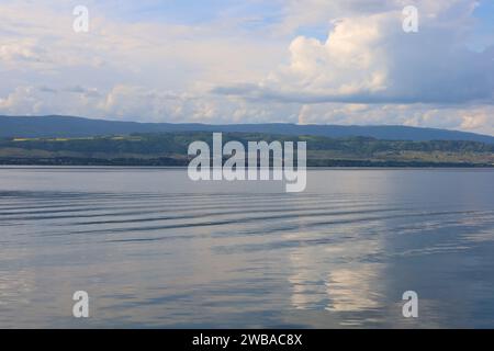 Le lac Léman est un lac profond du côté nord des Alpes, partagé entre la Suisse et la France. Banque D'Images