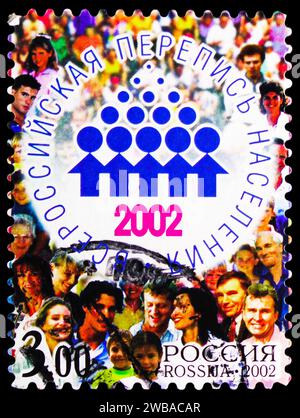 MOSCOU, RUSSIE - 17 NOVEMBRE 2023 : timbre-poste imprimé en Russie montre emblème du recensement de la population de toute la Russie et les gens, série, vers 2002 Banque D'Images