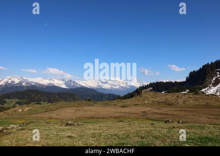 Vue depuis le pic Marcelly qui est un sommet du massif du Chablais en France, dans le Faucigny, sur les communes de Taninges en haute-Savoie Banque D'Images