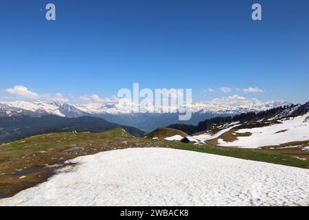 Vue depuis le pic Marcelly qui est un sommet du massif du Chablais en France, dans le Faucigny, sur les communes de Taninges en haute-Savoie Banque D'Images