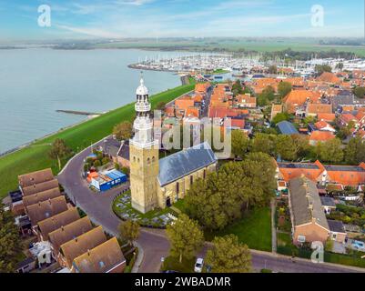 Aérienne de la ville historique Hindeloopen à l'Ijsselmeer aux pays-Bas Banque D'Images