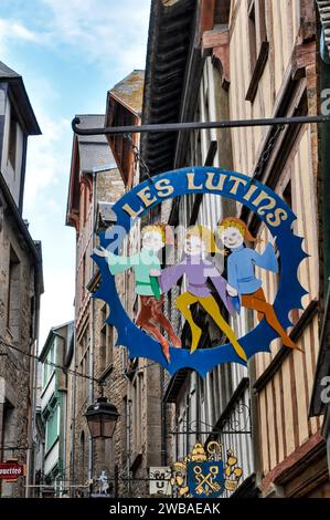 Mignon enseigne 'les lutins' (les elfes) sur Grande rue, Mont Saint Michel, Mont-St-Michel, Normandie, Francex Banque D'Images