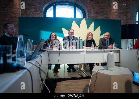 Jahresauftaktklausur des Bundesvorstandes von BUENDNIS 90/DIE GRUENEN in Berlin Ricarda Lang Bundesvorsitzende von BUENDNIS 90/DIE GRUENEN gemeinsam mit NABU-Praesident Joerg-Andreas Krueger , Steffi Lemke Bundesministerin fuer Umwelt, Naturschutz, nukleare Sicherheit und Verbraucherschutz und Omid Nouripour Bundesvorsitzender von BUENDNIS 90/DIE GRUENEN BEI der Jahresauftaktklausur des Bundesvorstandes von BUENDNIS 90/DIE GRUENEN in Berlin, Berlin 09.01.2024 Berlin Deutschland *** Réunion annuelle de lancement du Comité exécutif fédéral de BUENDNIS Berlin Ricard 90 Banque D'Images